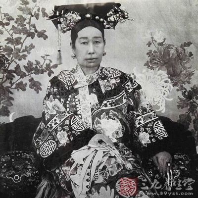 眼窩是手足太陽、足陽明等交會之處，可調理人體陰陽平衡