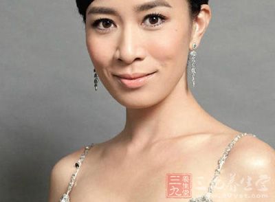 佘詩曼大家都認識對不對，最近她在微博上曬出了自己的po出美照，讓網友大贊太美了