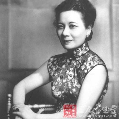 宋美齡是40歲的時候患早期乳腺癌的，因為她是受過美國教育的，所以她想用手術的方法來摘除了