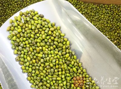 因為綠豆不僅便宜，且有不錯的清熱解毒的功效