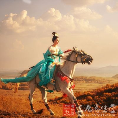 始終緊握韁繩，鎮定自若，終于將馬馴服
