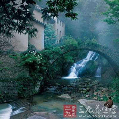 被貶到江洲時，他反而喜形于色說：“匡廬在念久矣，今得青山綠水中為風月主人，幸甚!”