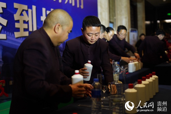 “遵義十大名酒神州行”福州站推介會上，釀酒大師現場進行白酒勾調表演。涂敏 攝