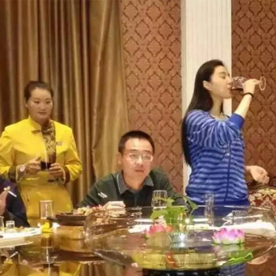 范冰冰飯局應酬豪飲 馮小剛默默玩手機