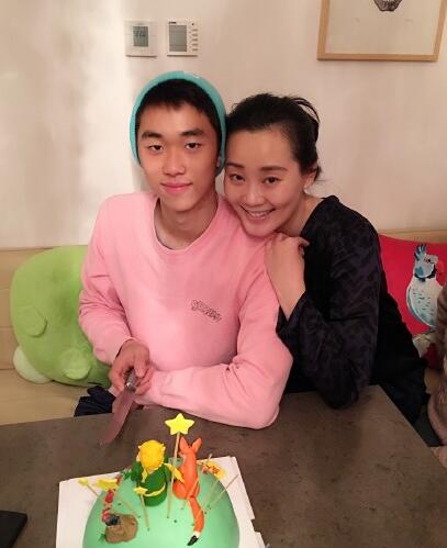 父愛滿滿！林依輪下廚為大兒子慶16歲生日
