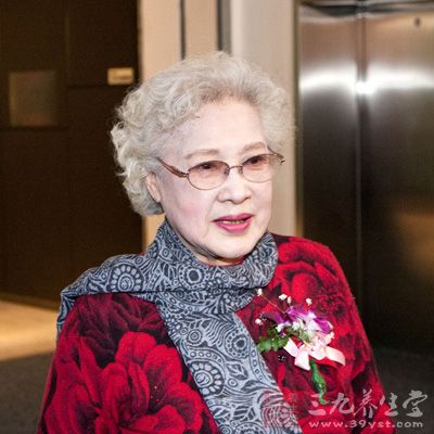這兒放松，一點一點全身放松，放松下來你就很好了。還有一個就是深呼吸是很好的，深呼吸了以后等于 在體內給它舒暢一下