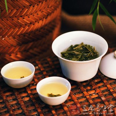 由于風寒感冒者的癥狀多半出現在上呼吸道，而茶有把氣上引的效果。配合清茶服用