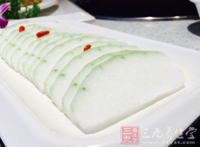 放入冬瓜，繼續煮二十分鐘，加鹽調味即可