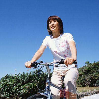 每天早上，家人用輪椅把他推到院子里去，他一邊呼吸新鮮空氣，一邊舒展胳膊