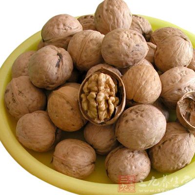 堅果(杏、核桃、葵花子等)和粗糧等含維生素E的食物可使吸煙者得肺癌的發病率降低大約20%