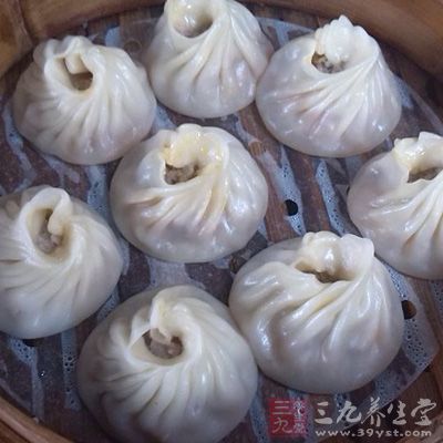 不吃早餐，人體只得動用體內貯存的糖元和蛋白質，久而久之，會導致皮膚干躁、起皺和貧血等，加速人體的衰老