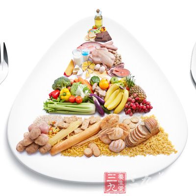 在飲食上他除了酒之外，可以說是百無禁忌，牛扒、雞翅這些別人眼中老人禁忌的食物他都吃，他遵循的是“營養平衡”