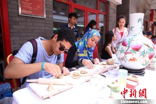 6月26日，外國人士體驗制作中國非遺藝術品?！№n海丹 攝
