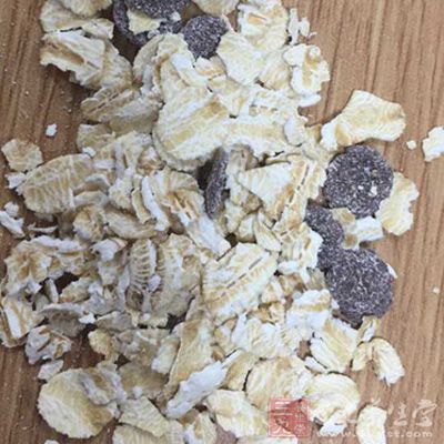 燕麥中含有可溶性膳食纖維，可以降低膽固醇，防止甘油三酯的形成
