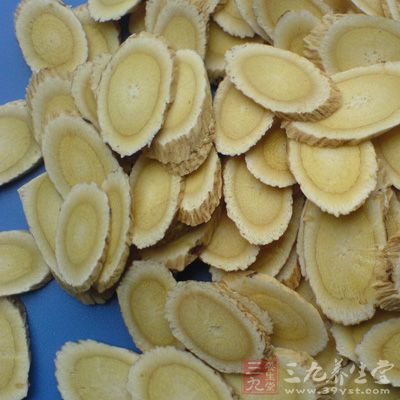 因為黃芪性溫，吃多了容易上火