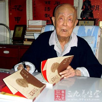 對待名利，季羨林采取道家的態度，是超脫的，他是陶淵明的信徒