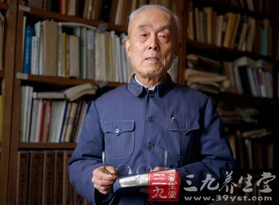 季羨林是知名的國學大師，于上世紀80年代中后期從北京大學副校長和全國人大常務委員會委員的位置上退下來