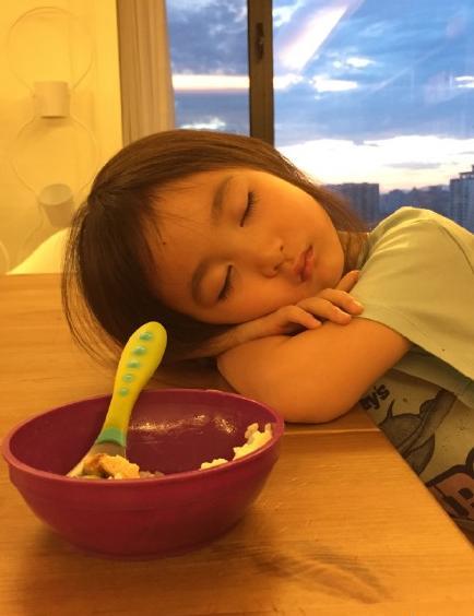 李小鵬愛女太萌！吃飯時犯困趴在桌上睡著了
