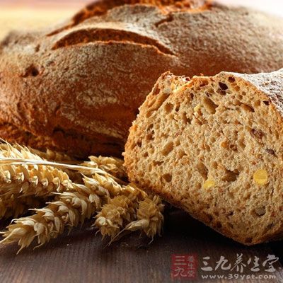 早餐的話，可以考慮吃全麥面包和牛奶