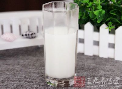 以免造成牛奶的營養物質不利于我們的吸收