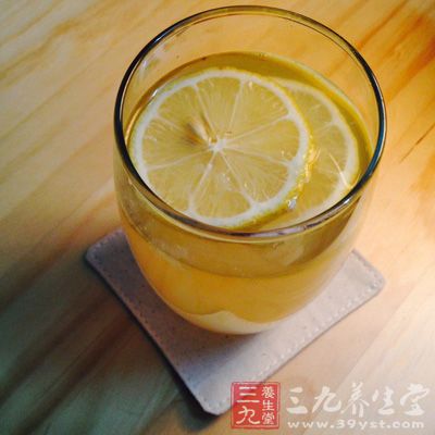 她自己每天早晨都要喝一杯蜂蜜檸檬水