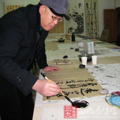 由于習字作畫要凝神貫氣，調節呼吸，剛柔相濟，虛實相間，用力有輕重之別，運筆有快慢之分
