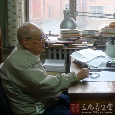 實際上都是周有光矢志報國卻無意于政治的人生理想、處變不驚的人生態度和淡泊寬廣的胸懷成就的