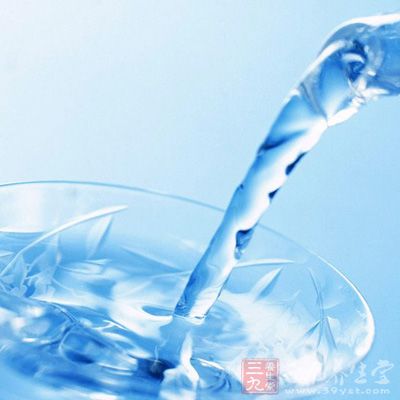 每天清晨先喝一杯涼開水，以求補充水分，清洗腸胃