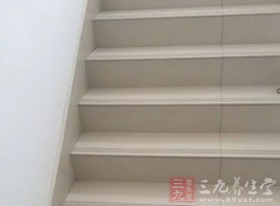 當工作壓力排山倒海而來時，樓梯間或茶水間就成了男人的“私密空間”