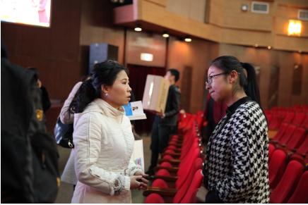 上圖為：講座結束后，家長追著羅靜博士咨詢