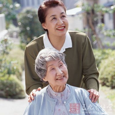 每天早上，家人用輪椅把他推到院子里去，他一邊呼吸新鮮空氣，一邊舒展胳膊