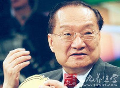 　他曾提到這樣一個例子，到北京來看到一個朋友生活雖不富裕，但一家人和睦相處，其樂融融