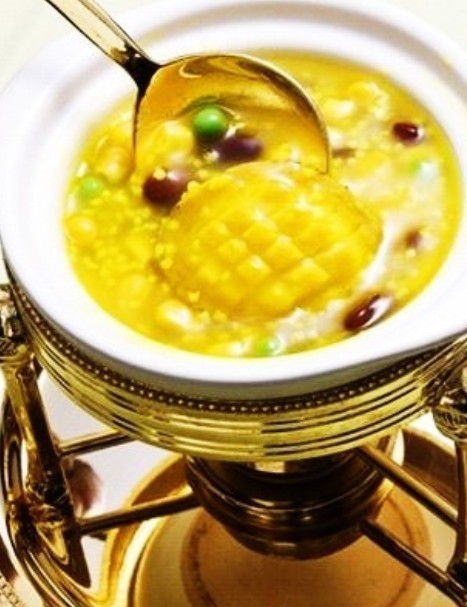 營養早餐食譜1、牛奶干果麥片粥