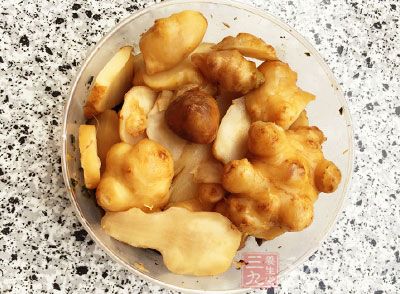 眼部浮腫癥狀，可多吃洋姜能夠起到緩解的效果