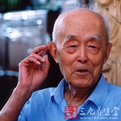 在西方養生學中有“用腦傷身”一說，而對于一直專注于做學問，經常需要用腦的季老來說，他卻認為，用腦是長壽的方法之一