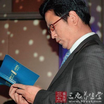 白巖松認為，從事新聞行業本身就是一個動態的學習過程?！罢l要是不讀書不看報就是找死?！? height=