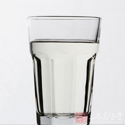 康熙帝認為：“水最佳者，其分量甚重”。當遇到水質不佳的情況時，他就把水加熱煮沸，取其蒸餾水“烹茶飲之”