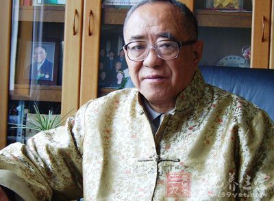 石老今年82歲，說起養生真言，他概括為八個字：心態、有度、興趣、導引