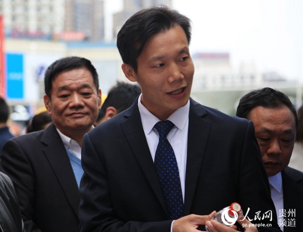 遵義市人民政府副市長魯成軍向福州市民介紹遵義白酒。涂敏 攝