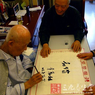 季老認為，人上了年紀，有點這樣那樣的病，是合乎自然規律的，用不著大驚小怪