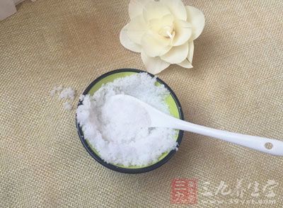 最后把煮好的綠豆湯盛到碗里，調入適量的白糖，放涼后就可以食用了
