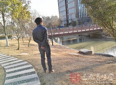 當男人出現情感問題與心理壓力時，隨著時間的逝去，積極的忘記過去