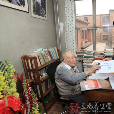 周有光認為要健康愉快就要善于自己創造條件。老人書很多，要查資料，常常要四個屋子跑來跑去
