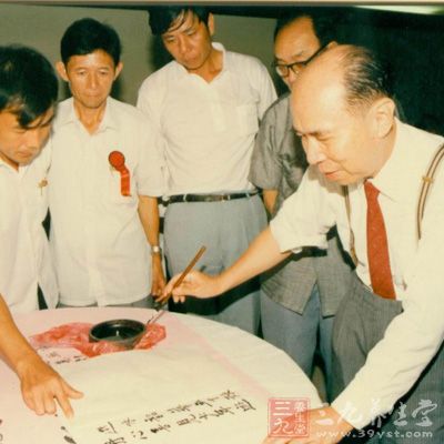 還親自寫信題詩，鼓勵慰問廣大醫務工作者