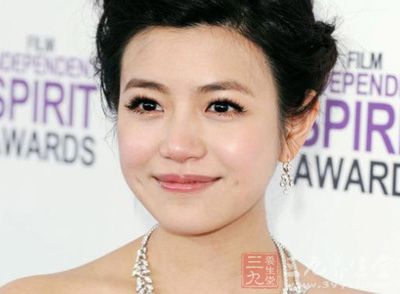 認識陳妍希是在她飾演小龍女的時候知道了，相信大家也都是認識她的，很多人的第一印象就是因為她的臉