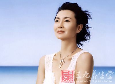 張曼玉介紹說，蛋白敷臉其實不需要太長的時間，因為蛋白會大量吸收水分