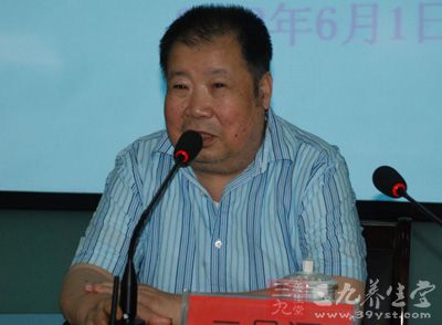 他當時的想法很簡單，那就是日后想有所作為，達到無所不懂，無所不通的水平，只有靠書來填充自己