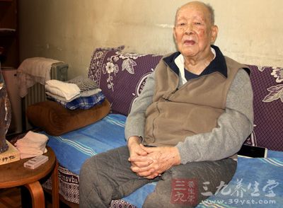 走進茶壽之年，周有光的長壽養生經包含著這么四個頗具特色的詞即“學思、簡單、大度、樂觀”