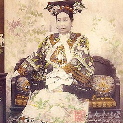 一次，李蓮英為慈溶太后洗頭，也許是賣弄力氣、搓洗過余的緣故，竟一下子掉下數十根頭發，慈禧氣急敗壞地打翻銅盆，差人把李蓮英著著實實地杖打了一頓
