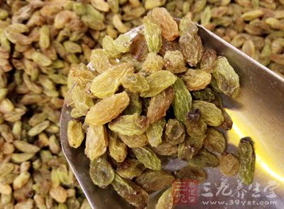 葡萄干多由葡萄帶皮制成，有效的減少了葡萄皮中多元酚的損失